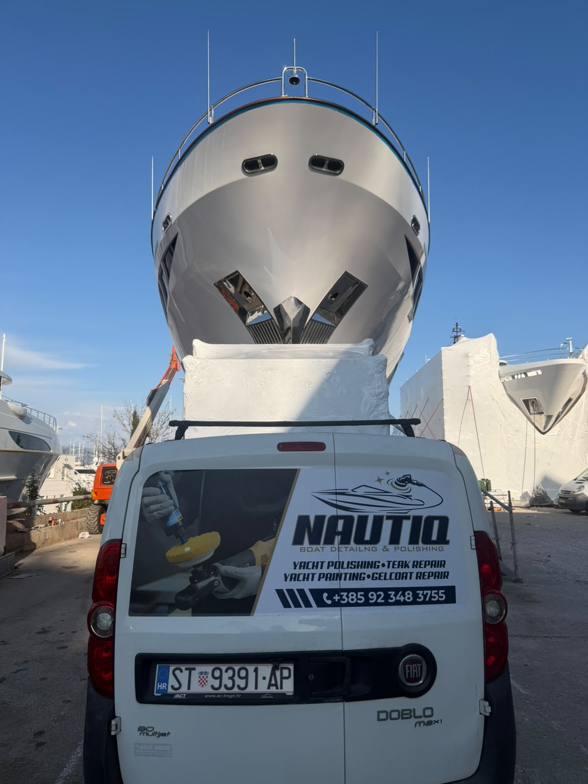 Nautiq kombi ispred jahti na navozu