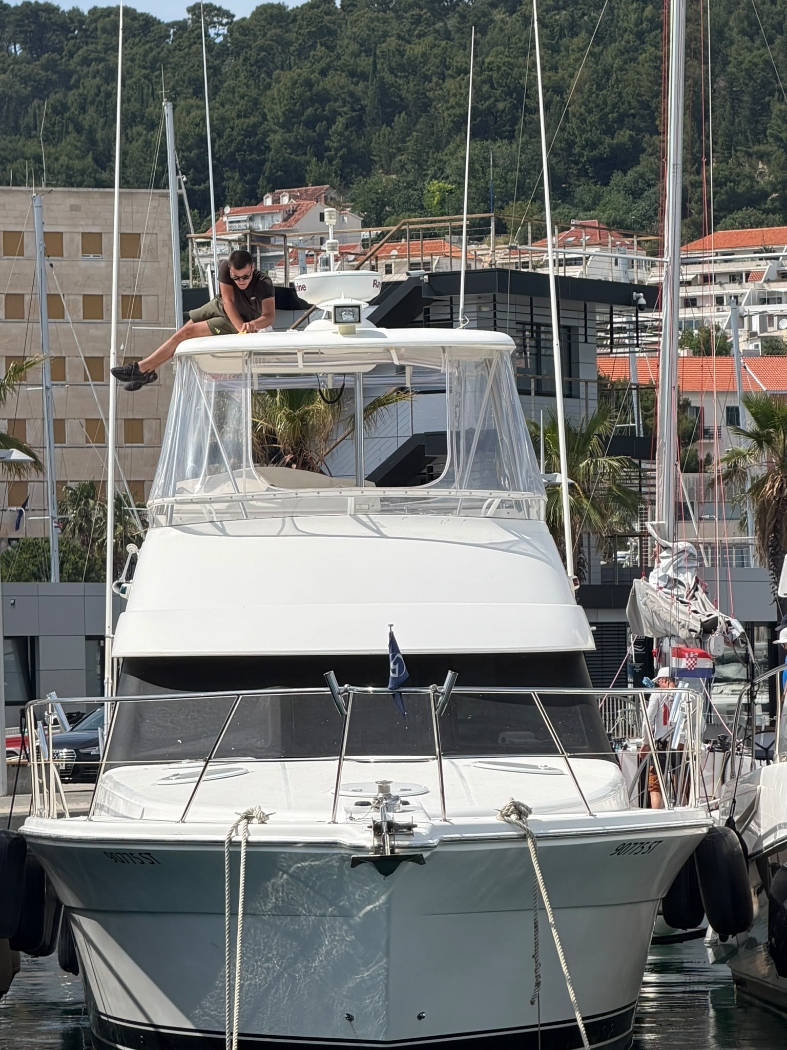 Rad na krovu flybridgea u marini